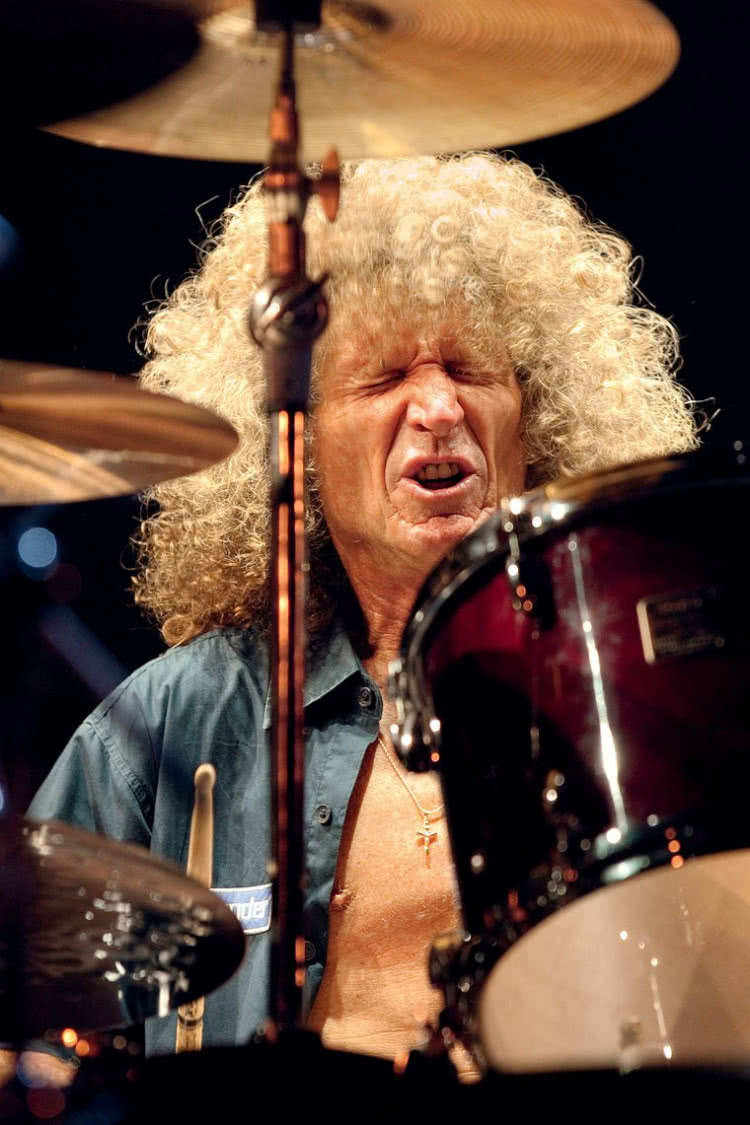 Томми олдридж. Тонни алрайдж барабанщик. Tommy aldridge в молодости. Барабанщик вайтснейк томми олдридж. Томми олдридж.