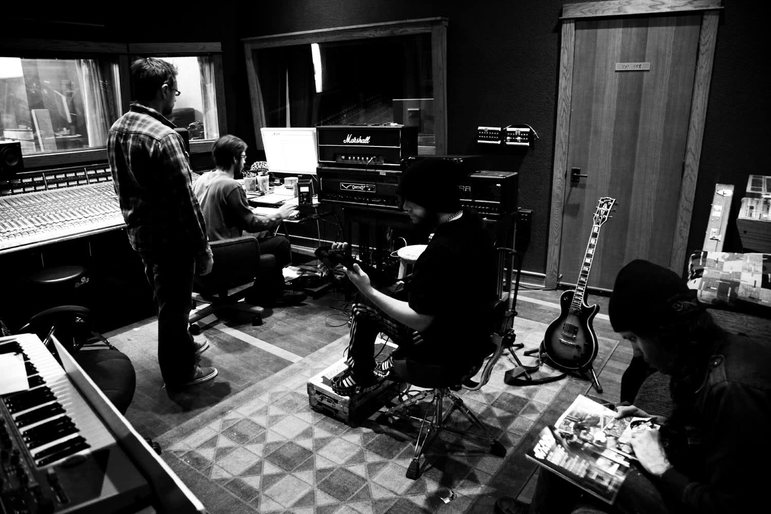 Музыка кипела. Музыкант в студии. Музыканты в студии звукозаписи.