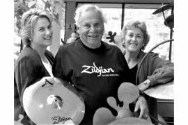 Craigie i Debbie Zildjian wraz z nieżyjącym już ojcem Armandem, czyli 14 i 13 pokolenie rodziny Zildjian. Prawdopodobnie firma dalej będzie prowadzona przez kobiety, bo tak też wygląda 16 pokolenie. Z pewnością obie siostry pokazały, że można zgodnie współpracować, a nie od razu dzielić firmę, tak jak to zrobili ojciec z wujem.