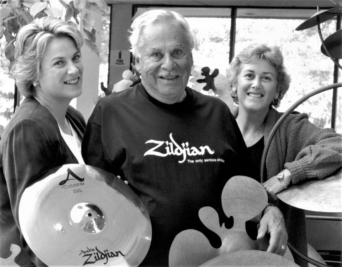 Craigie i Debbie Zildjian wraz z nieżyjącym już ojcem Armandem, czyli 14 i 13 pokolenie rodziny Zildjian. Prawdopodobnie firma dalej będzie prowadzona przez kobiety, bo tak też wygląda 16 pokolenie. Z pewnością obie siostry pokazały, że można zgodnie współpracować, a nie od razu dzielić firmę, tak jak to zrobili ojciec z wujem.