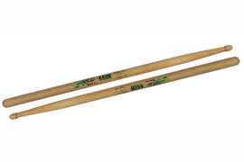 Mówimy o blachach, ale warto wspomnieć o świetnych pałkach Zildjian, a także fakcie, że firma jest właścicielem marki Vic Firth. Dlatego trzeba się nieco zastanowić zanim się powie, że pałki Zildjian „są gorsze” od Vic Firth.