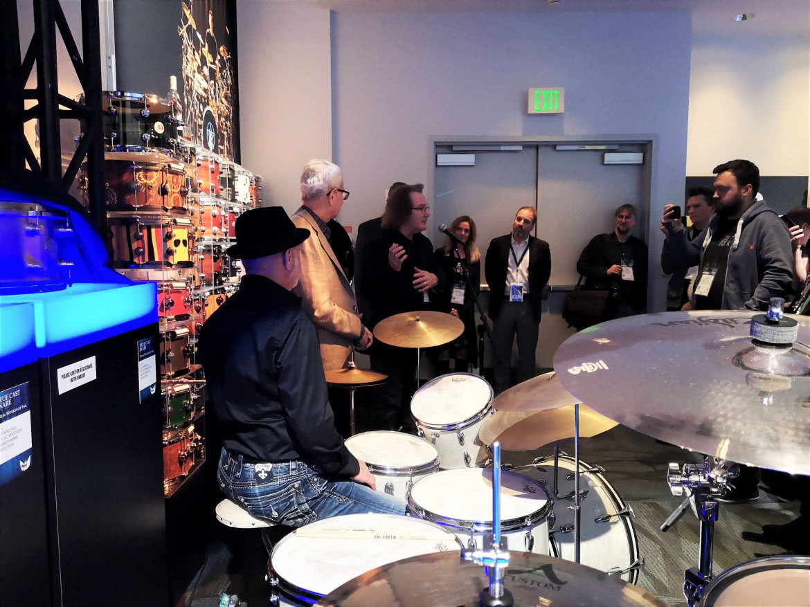 DW Drums przeprowadziło specjalną konferencję, gdzie ogłoszono oficjalnie nabycie marki Slingerland oraz uruchomienie DW Drums Music Foundation. Mówi John Good, za bębnami Danny Seraphine.